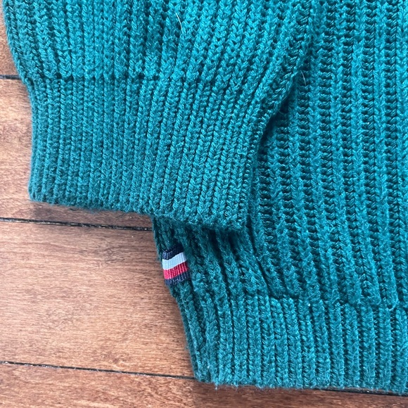 Tommy Hillfiger green cable knit sweater and Decree light crop sweater - Picture 4 of 9